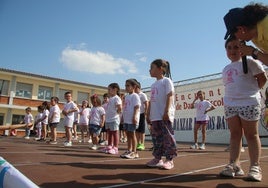 Los niños del CRA Armuña, como anfitriones, abrieron los bailes en el Danzar de los Danzares.