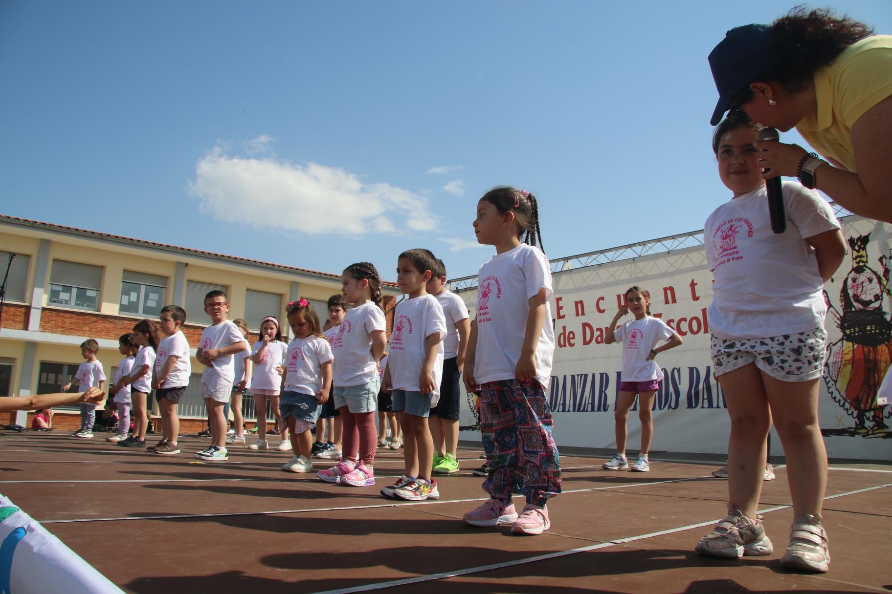 Un baile con mil niños para celebrar el XXV Danzar de los Danzares en Pedrosillo el Ralo