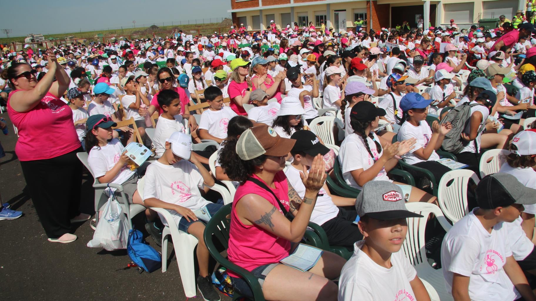 Un baile con mil niños para celebrar el XXV Danzar de los Danzares en Pedrosillo el Ralo