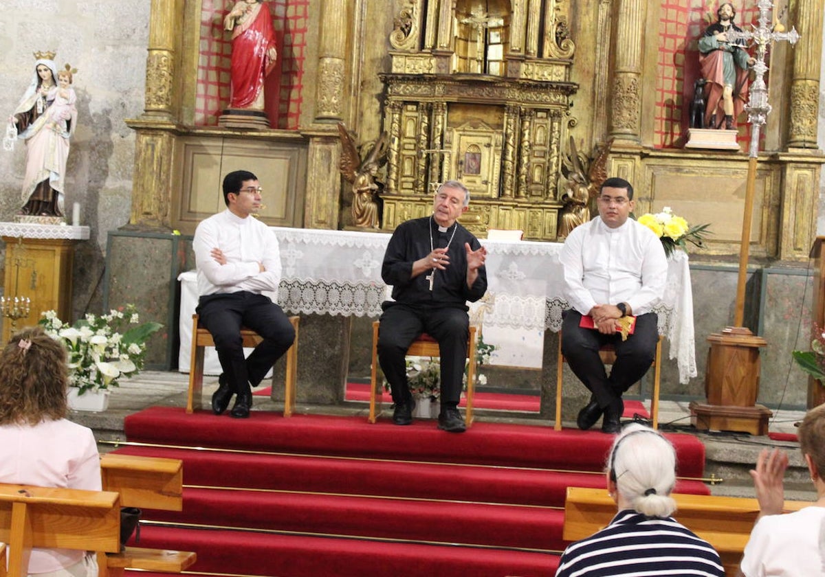 El obispo de Salamanca se reúne con las comunidades del sur de Béjar en Lagunilla