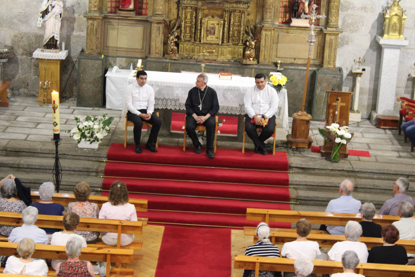 El obispo de Salamanca se reúne con las comunidades del sur de Béjar en Lagunilla