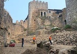 Trabajos de limpieza en el interior del patio del castillo de Miranda del Castañar.