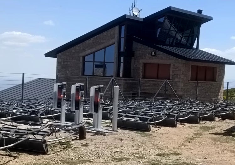 Imagen de las sillas reubicadas junto al telesilla en espera de la revisión, que dará comienzo este lunes.