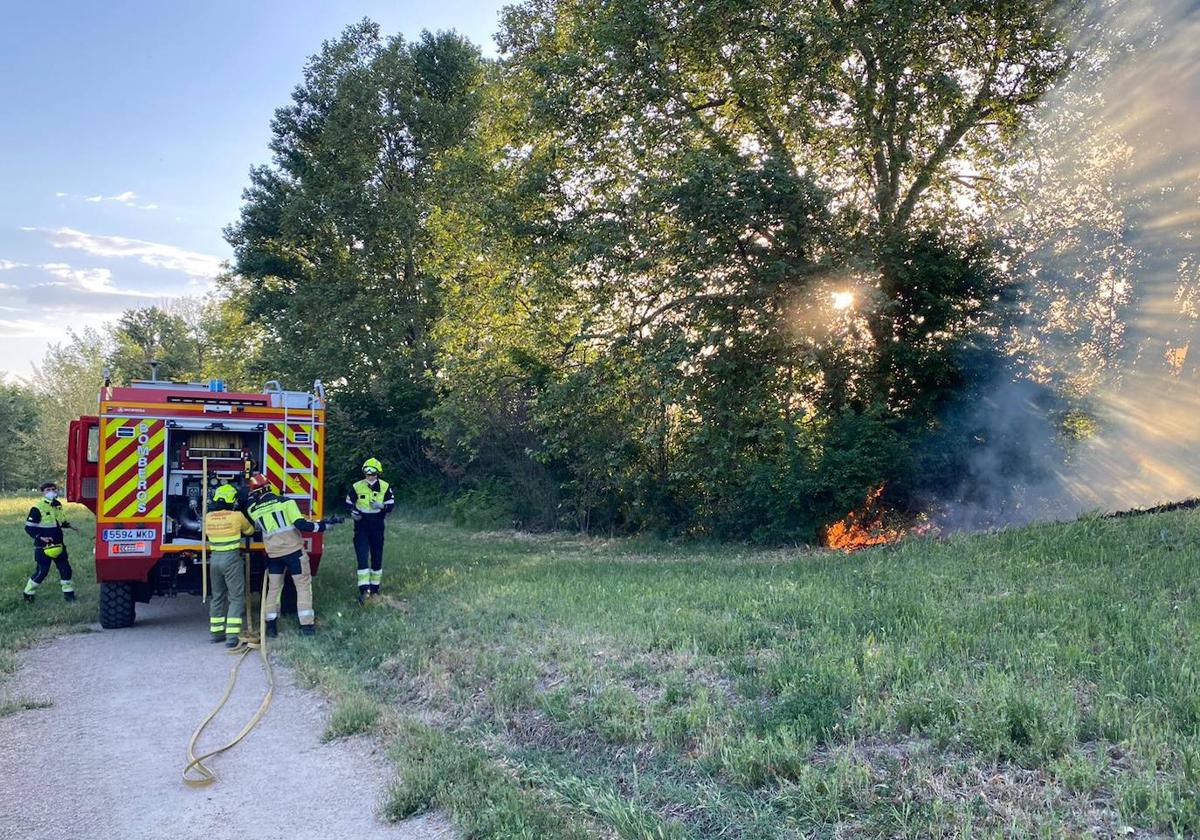 Imagen de las labores de extinción de un incendio forestal declarado en las últimas horas.