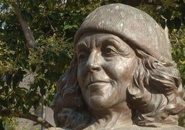 ¿Merece Carmen Martín Gaite un medallón en la Plaza?