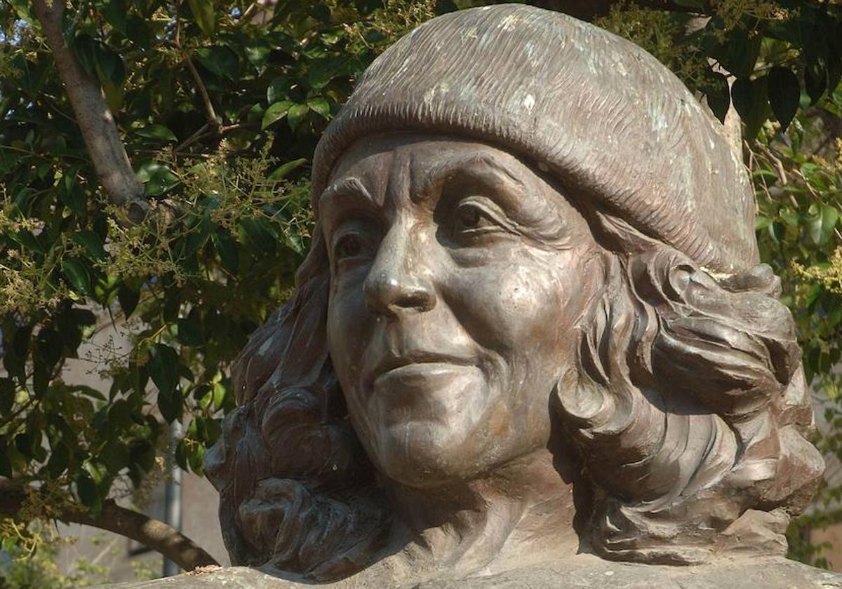 ¿Merece Carmen Martín Gaite un medallón en la Plaza?