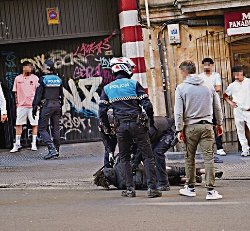Vómitos en el garaje, orines en el portal y fiestas hasta el mediodía: el hartazgo vecinal impulsa otra redada en el 'after' de la Cuesta de Sancti Spíritus