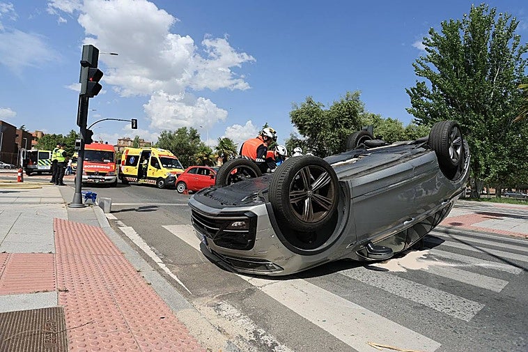 Imagen del vuelco del vehículo.