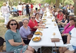 Fieles de Paradinas reunidos para comer la paella.
