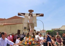 Los padres ponen a sus hijos sobre las andas del Santo Cristo de la Esperanza para invocar tu protección.