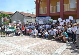 Los participantes, en la concentración en la Plaza Mayor del municipio.