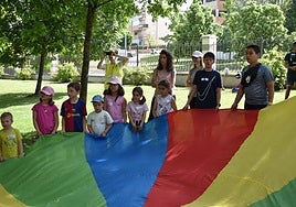Asistentes en uno de los juegos infantiles en el Prado de la Vega.