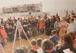 Vecinos de El Zurguén el 8 de febrero de 1999. Braulio Rodríguez, obispo de Salamanca en ese momento, colocó la primera piedra del templo.