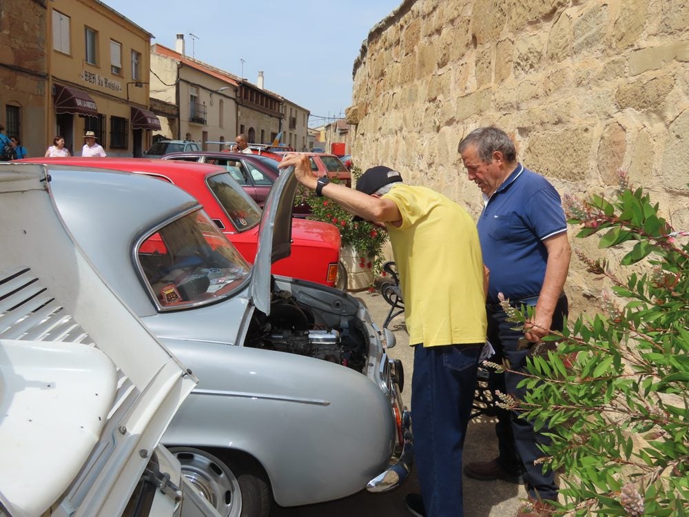 Exposición y ruta de coches clásicos en Aldearrubia: “Lo tengo desde los 18 años y ahora tengo 72”