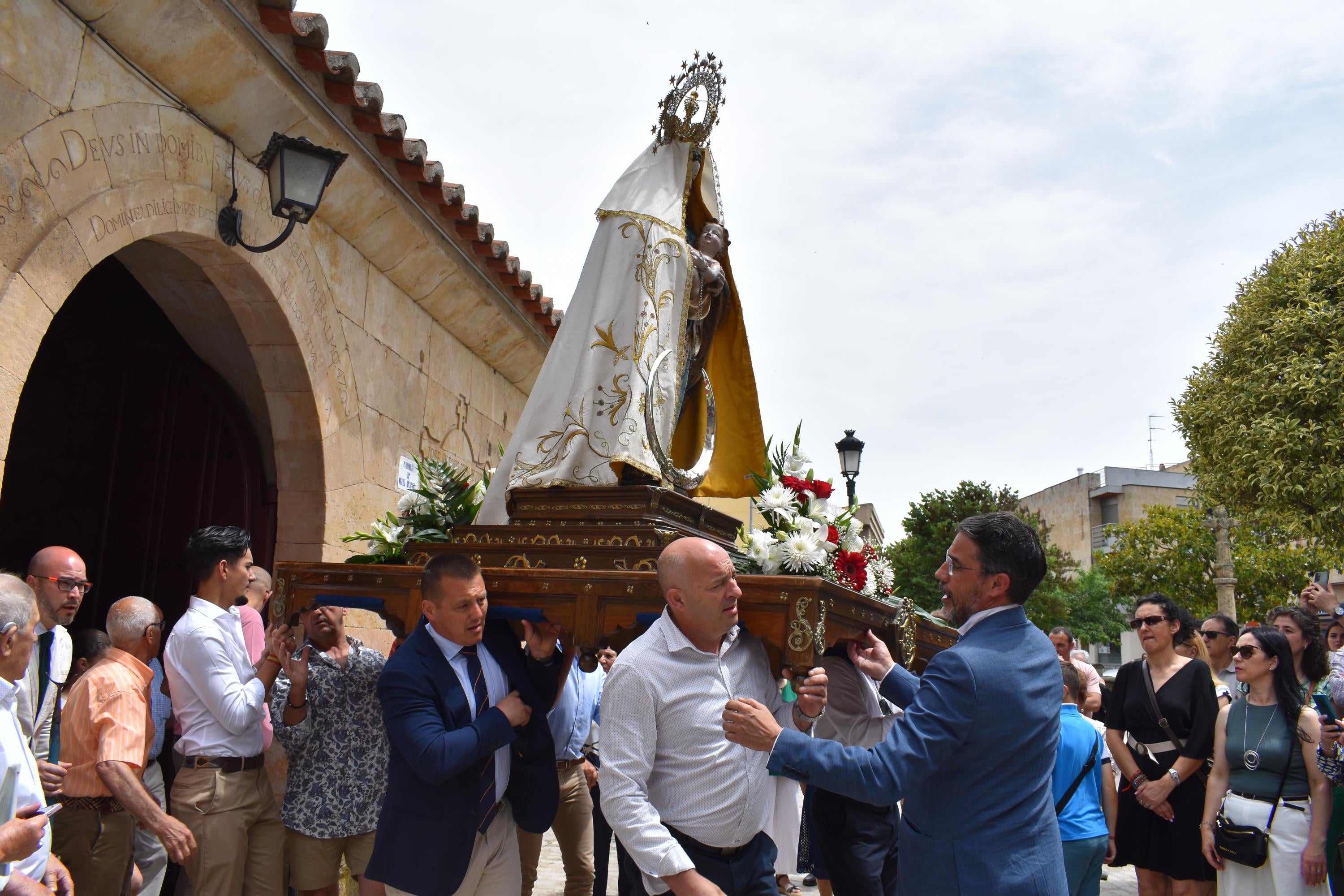 Villamayor rinde honores a la Virgen de los Remedios y disfruta con el humor amarillo