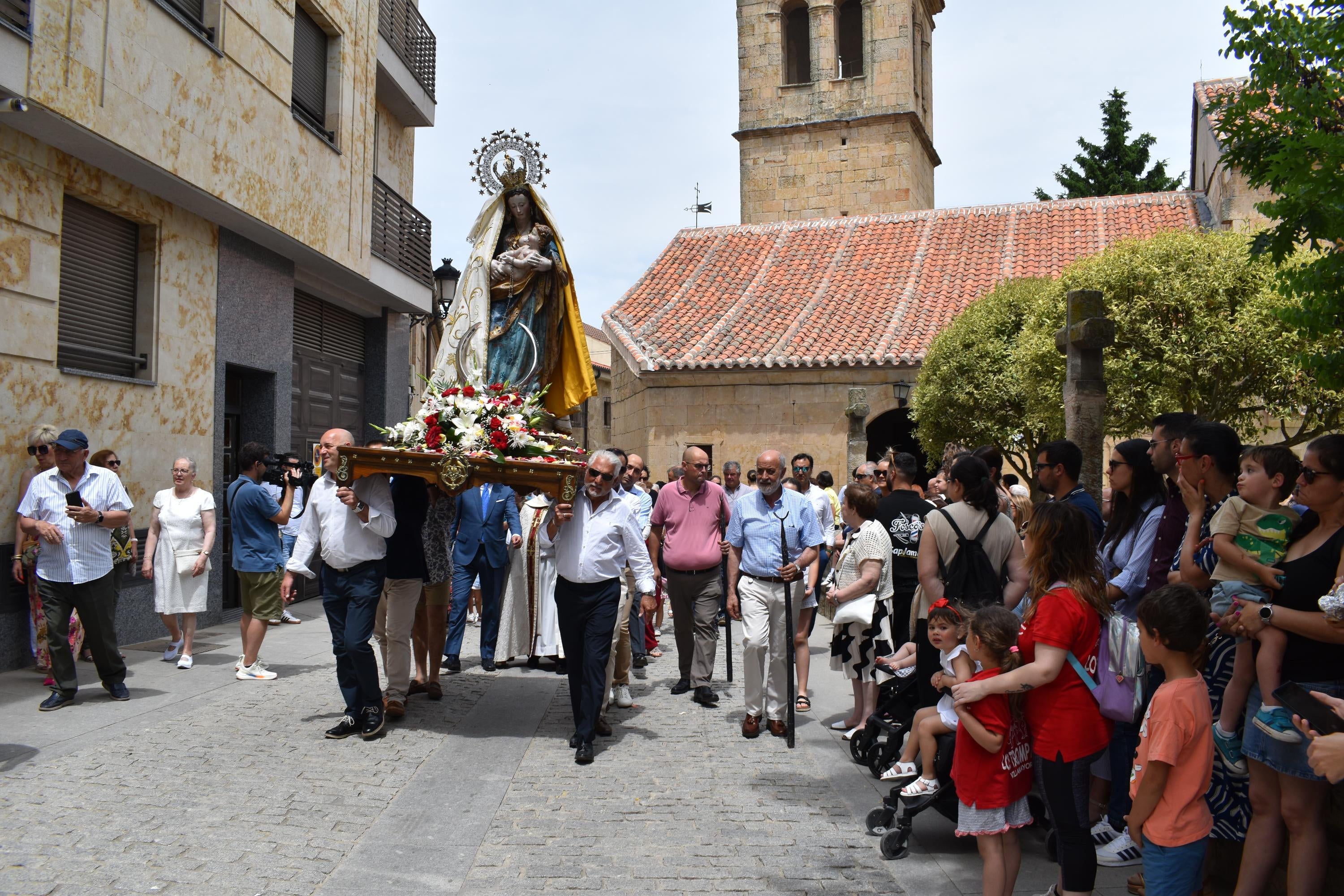 Villamayor rinde honores a la Virgen de los Remedios y disfruta con el humor amarillo