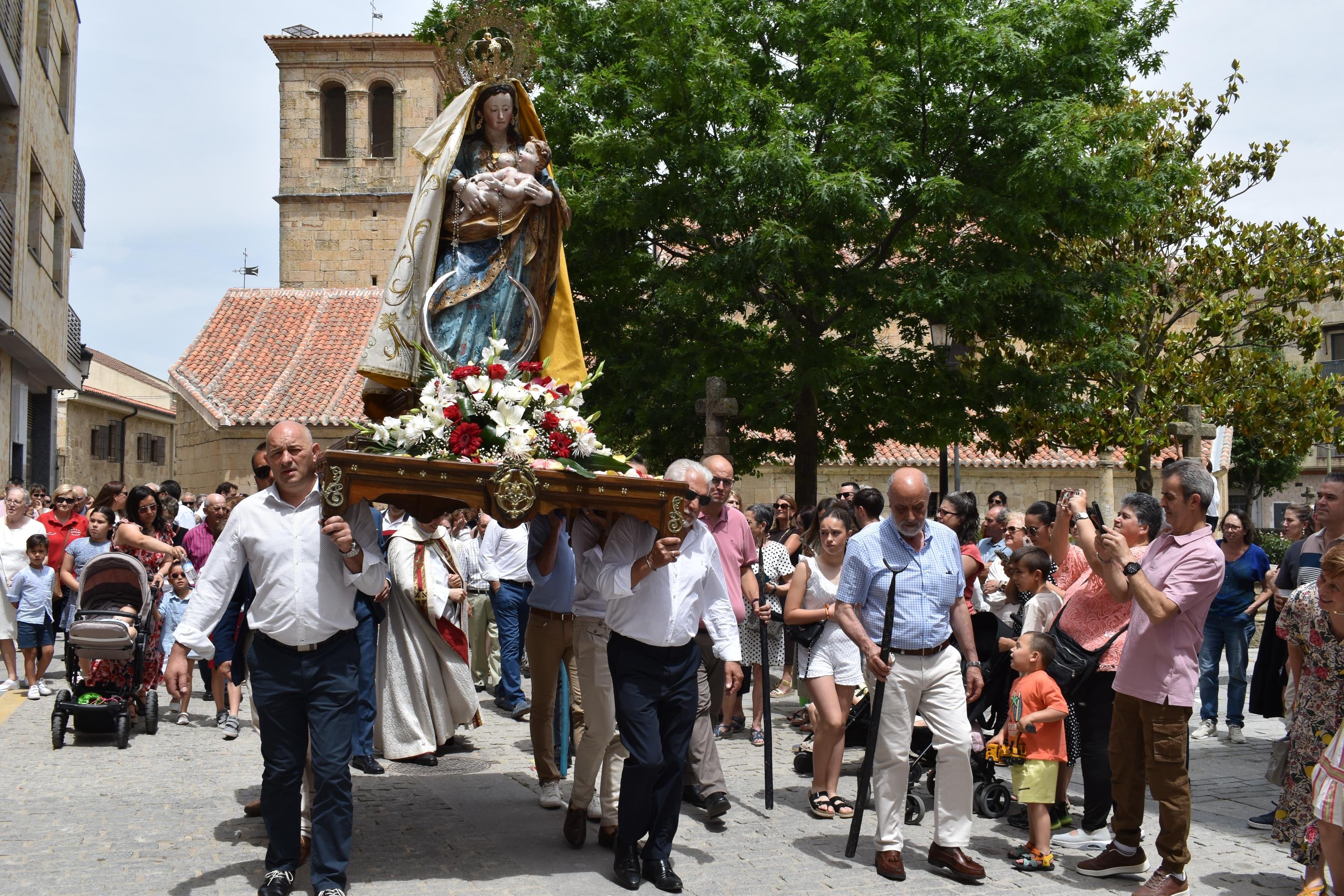 Villamayor rinde honores a la Virgen de los Remedios y disfruta con el humor amarillo