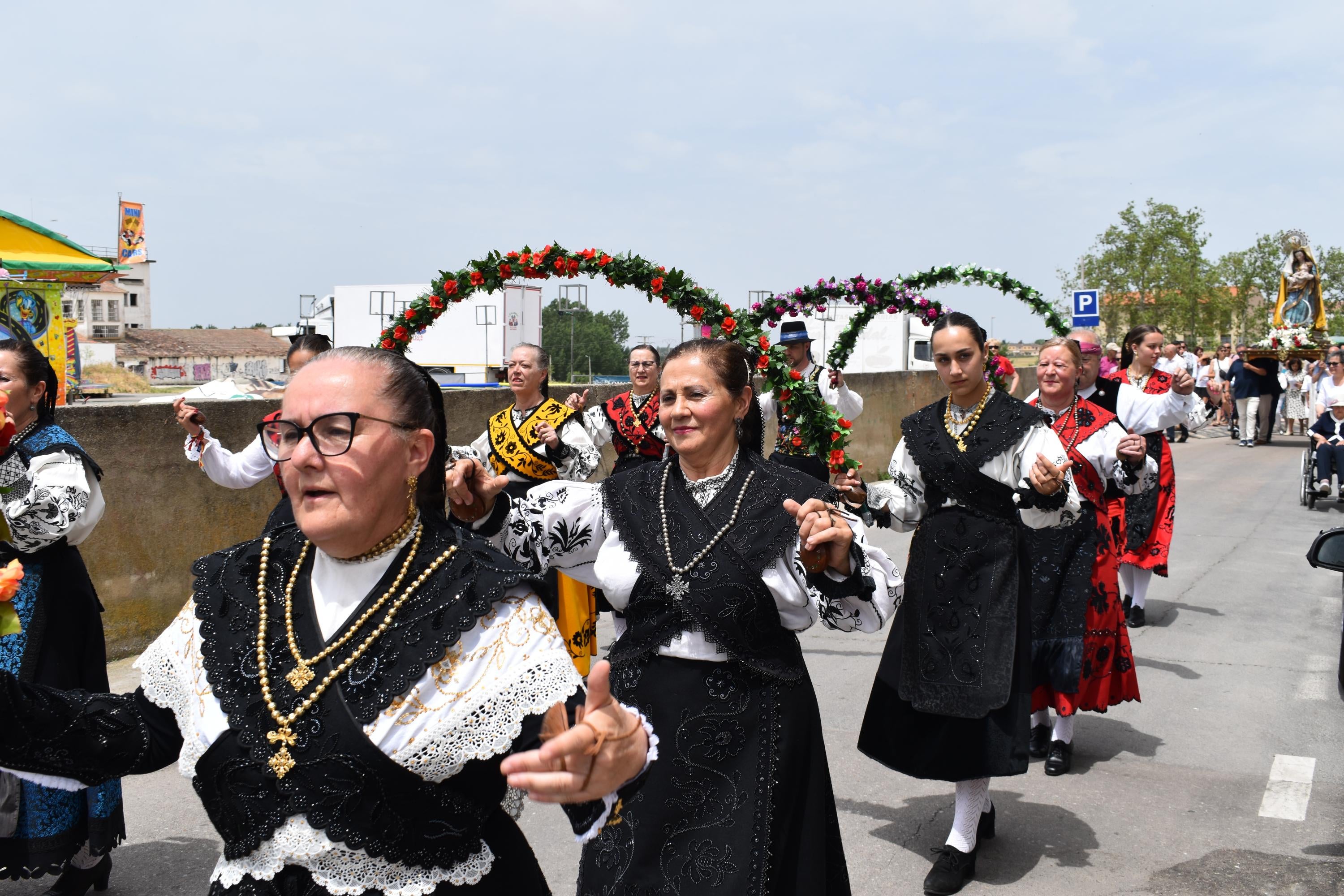 Villamayor rinde honores a la Virgen de los Remedios y disfruta con el humor amarillo