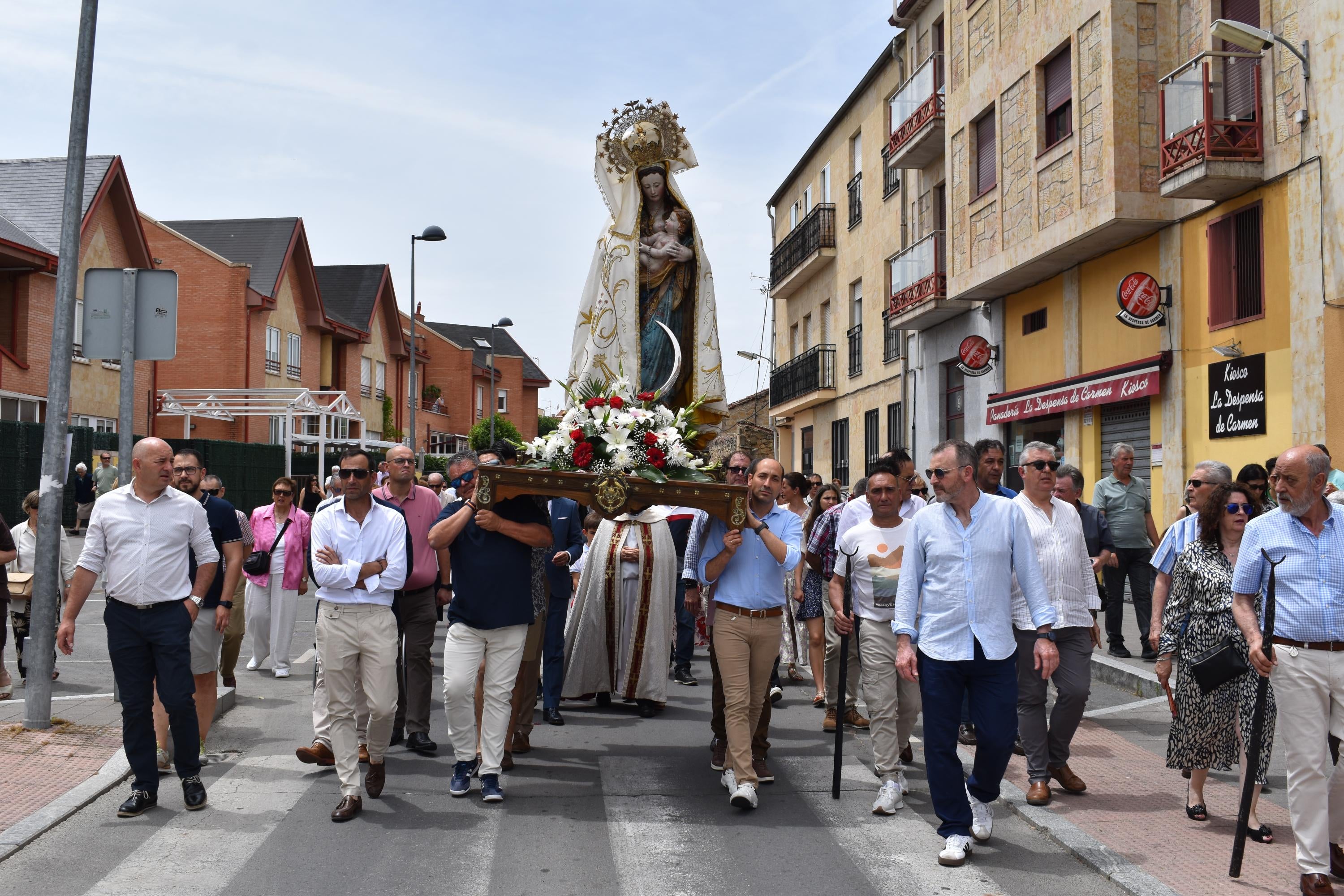 Villamayor rinde honores a la Virgen de los Remedios y disfruta con el humor amarillo