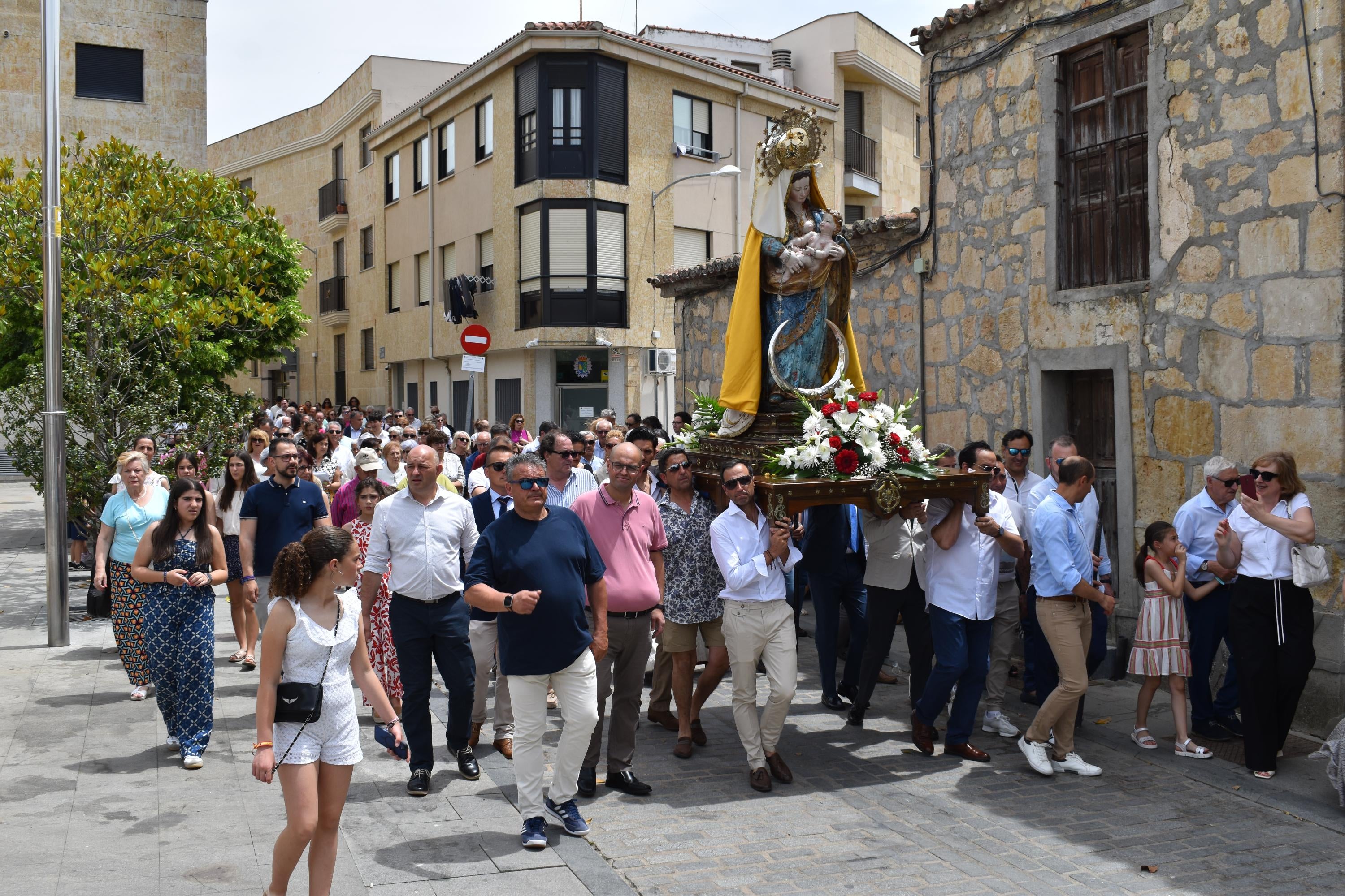 Villamayor rinde honores a la Virgen de los Remedios y disfruta con el humor amarillo