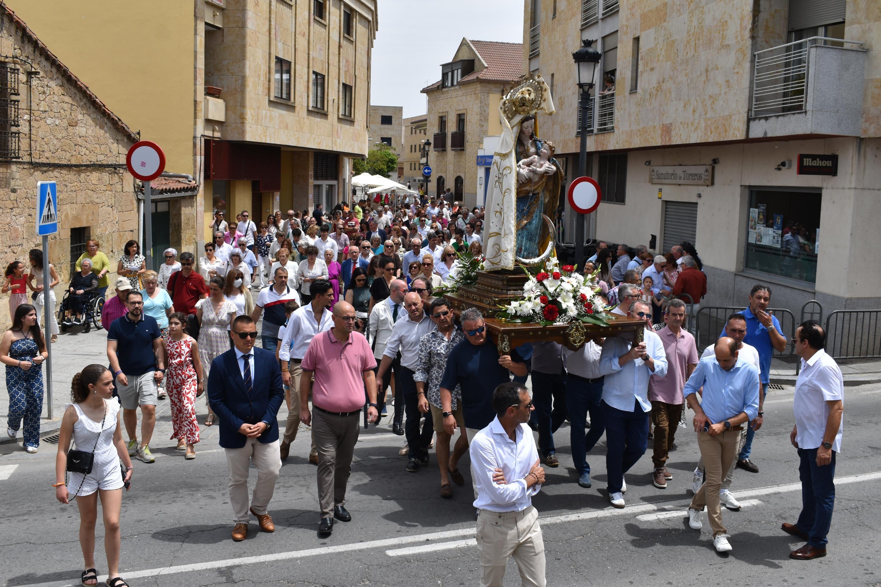 Villamayor rinde honores a la Virgen de los Remedios y disfruta con el humor amarillo