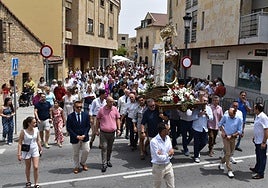 Momento de la procesión en Villamayor.
