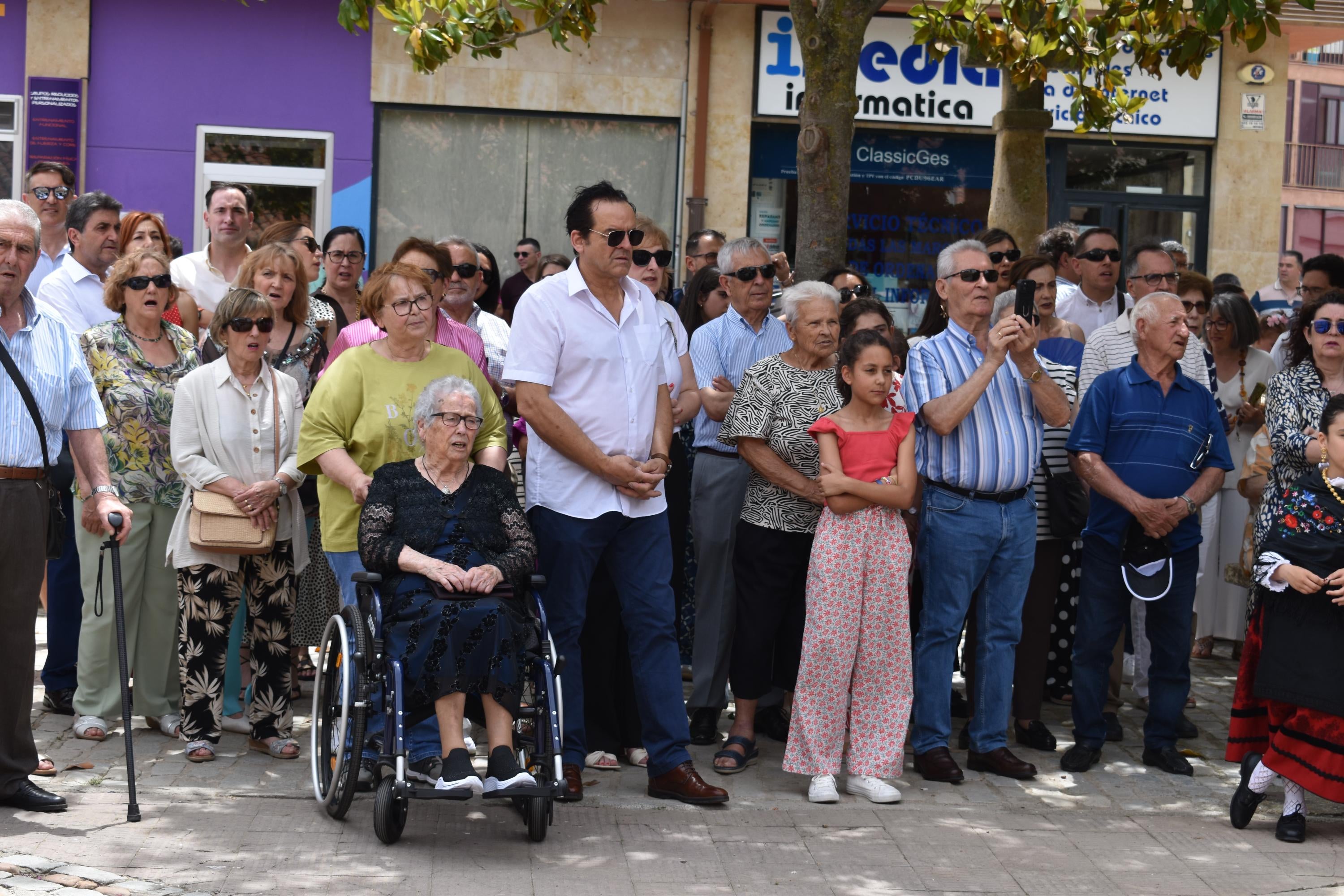Villamayor rinde honores a la Virgen de los Remedios y disfruta con el humor amarillo