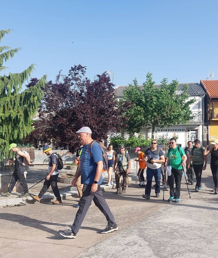 Imagen secundaria 2 - La marcha congregó a noventa personas entre las dos salidas.
