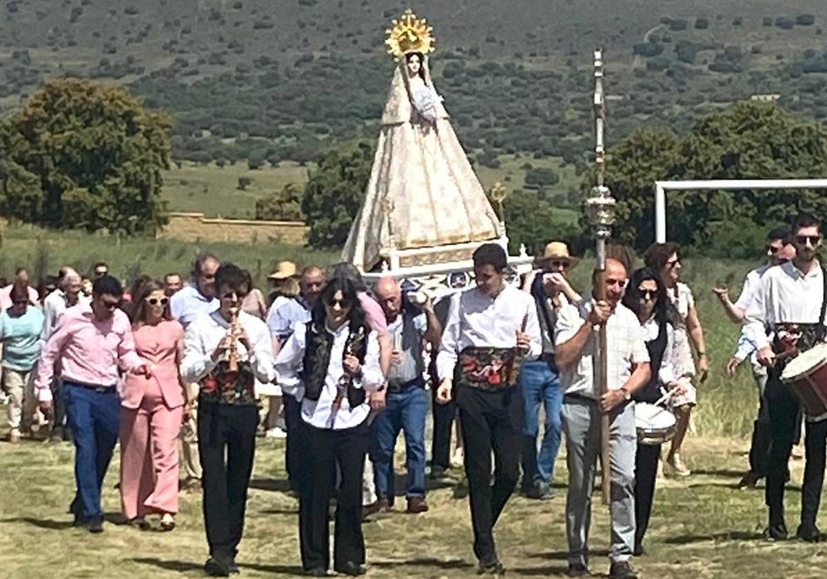 La Virgen de Gracia Carrero sube a la iglesia de Gallegos de Solmirón