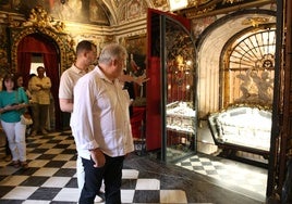 Nueva imagen del sepulcro de Santa Teresa con la urna de plata.