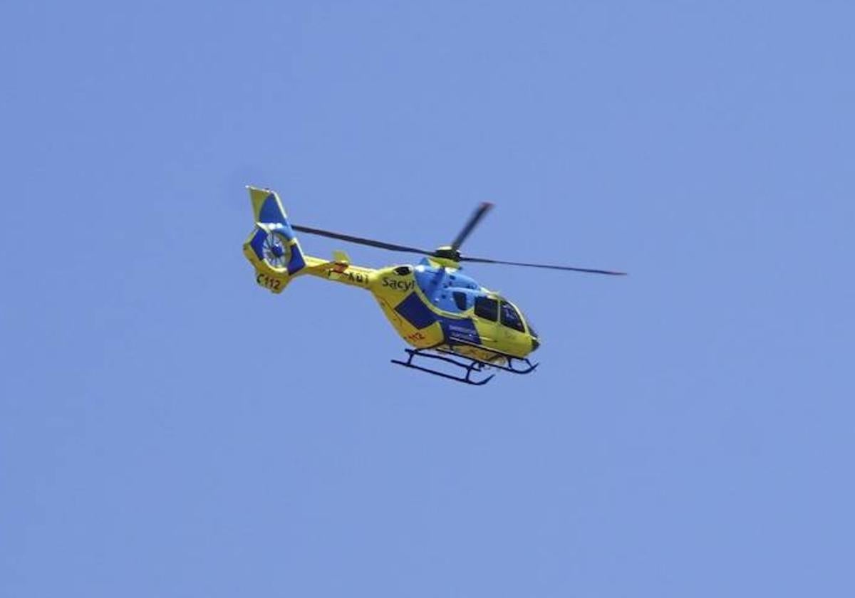 Imagen de un helicóptero de Sacyl.
