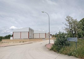 Acceso al polígono industrial de Fuenterroble de Salvatierra, con una industria en construcción.