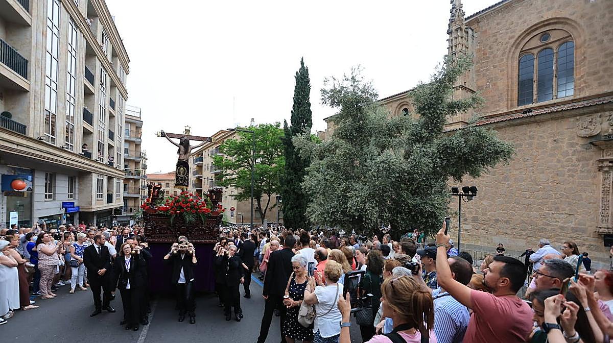 Una hora más tarde, pero rodeado de fieles: así ha sido el paseo del Cristo de los Milagros por las calles de la capital