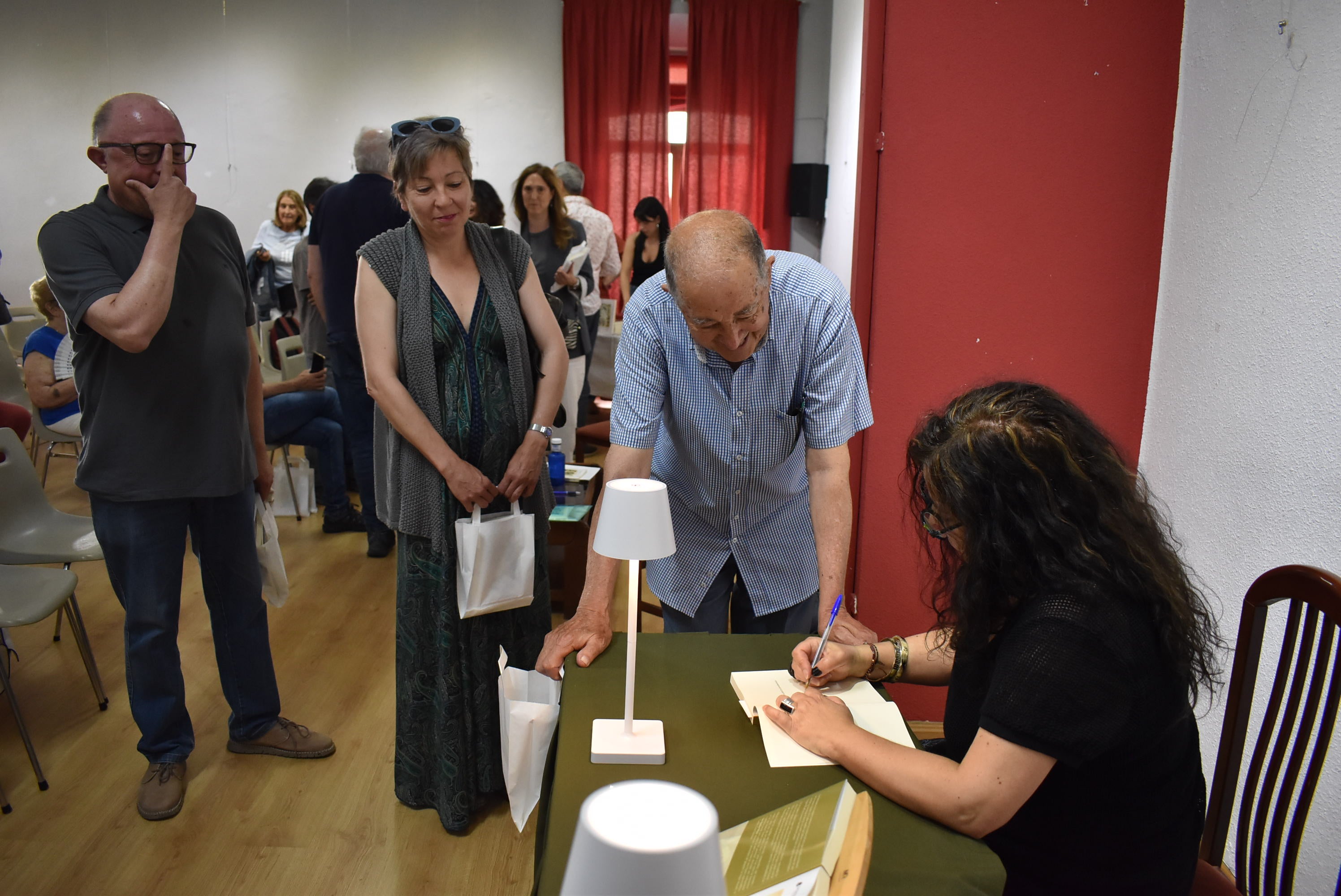 La escritora Adriana López llena el Casino Obrero en la presentación de su libro