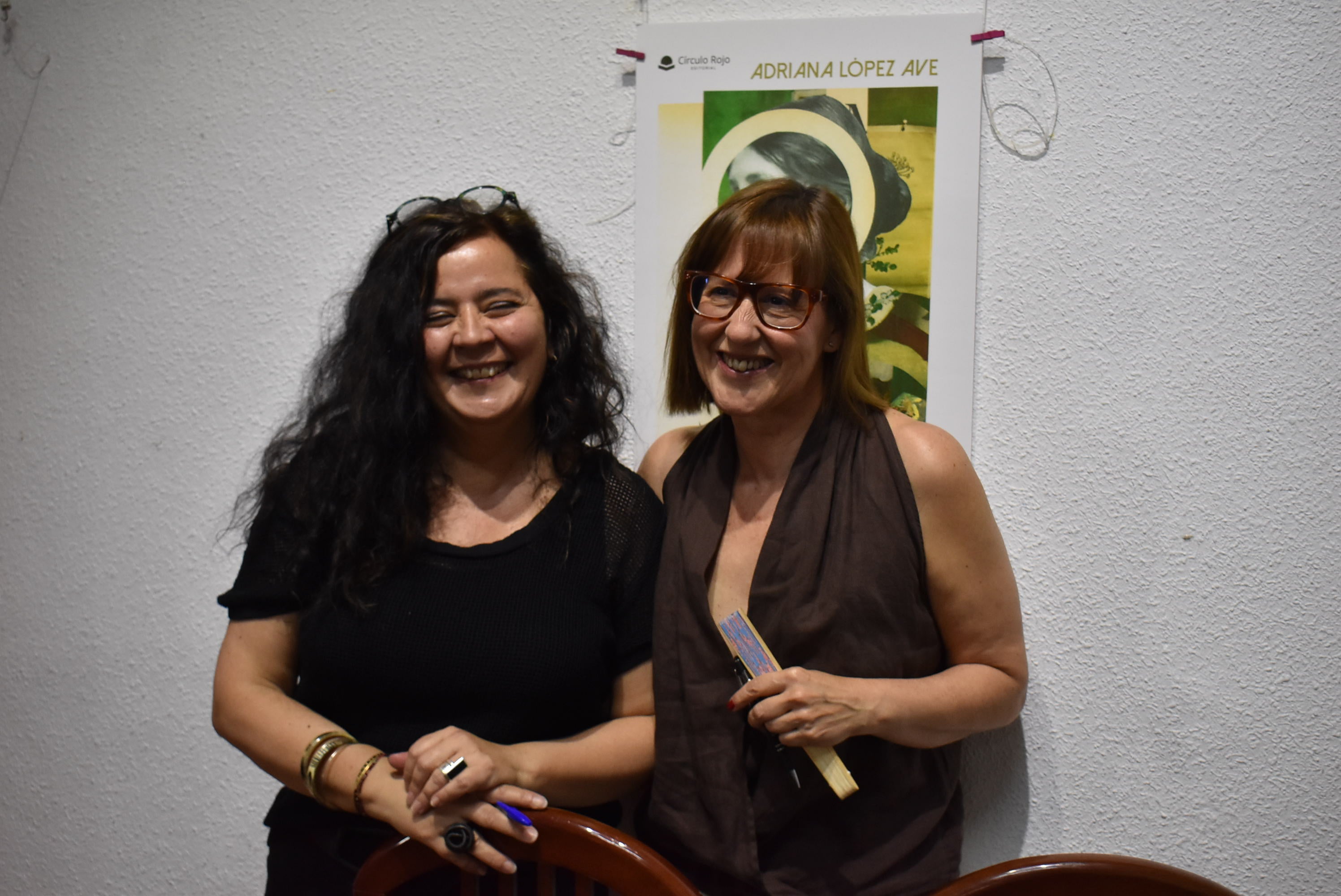 La escritora Adriana López llena el Casino Obrero en la presentación de su libro