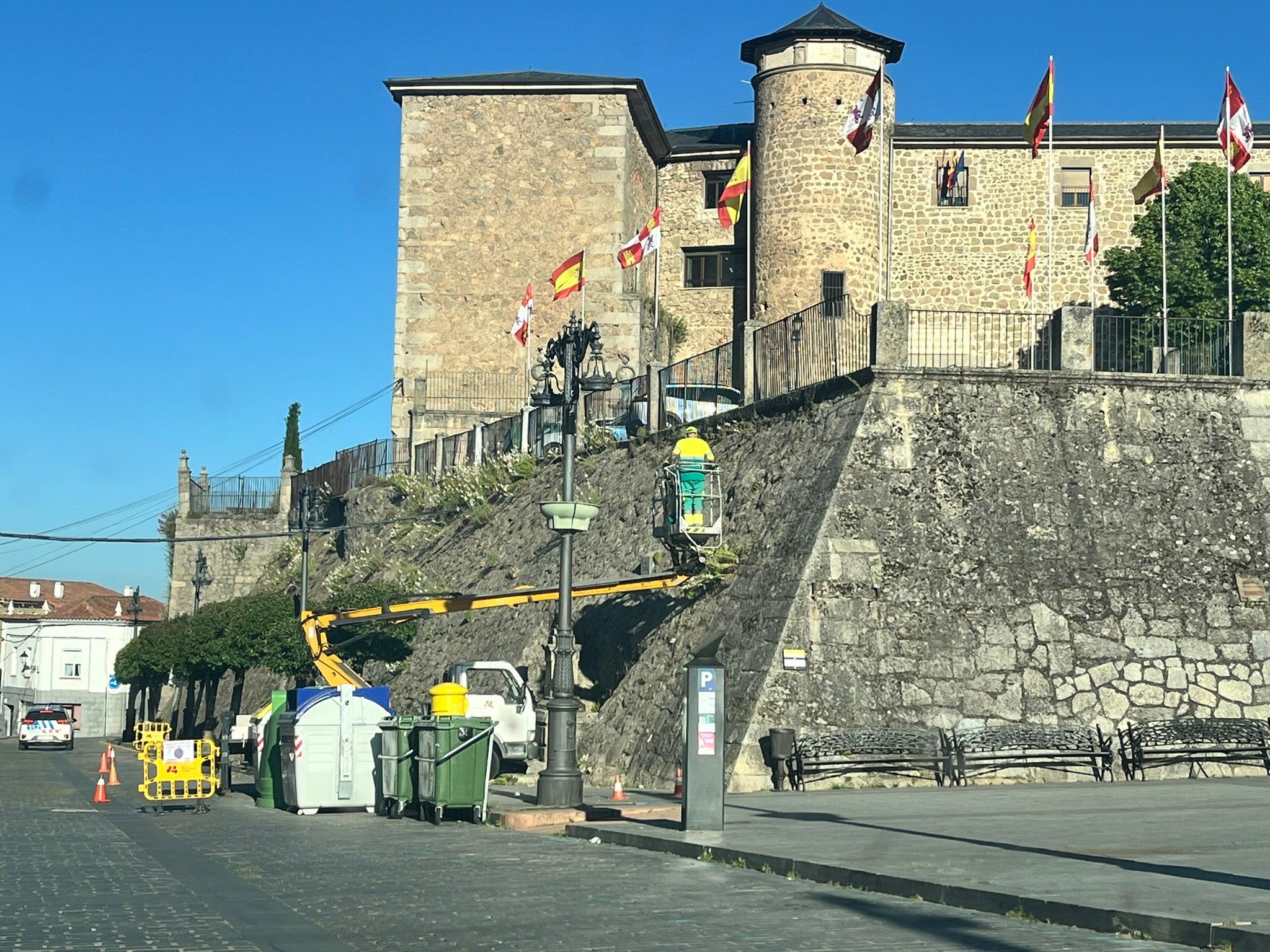 Escolares de Béjar aprenden a realizar alfombras de sal a tres semanas para el Corpus Cristi más internacional