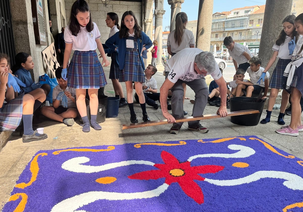 Escolares de Béjar aprenden a realizar alfombras de sal a tres semanas para el Corpus Cristi más internacional