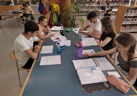 Un grupo de alumnos del Torres Villarroel estudia en la biblioteca.