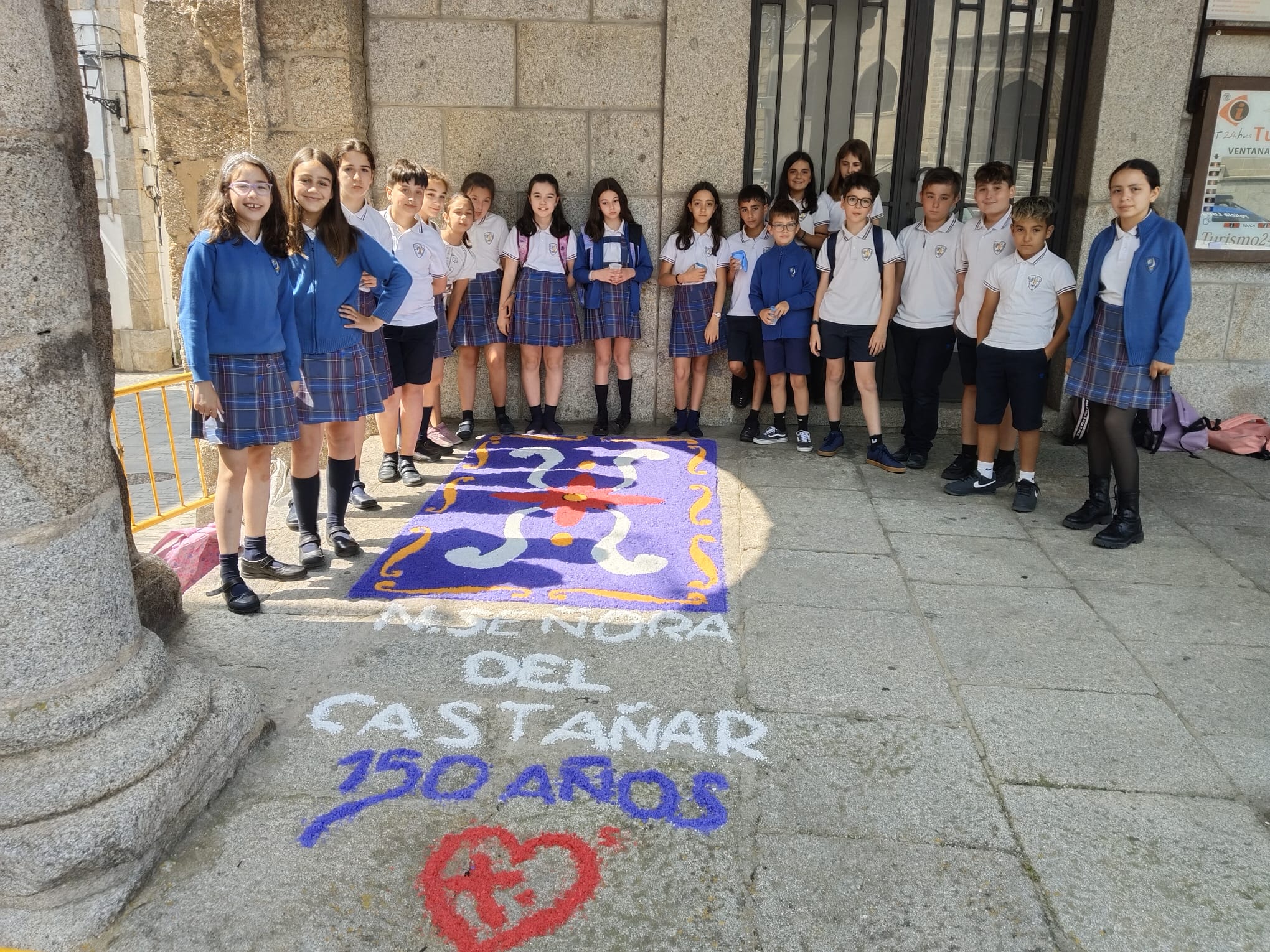 Escolares de Béjar aprenden a realizar alfombras de sal a tres semanas para el Corpus Cristi más internacional