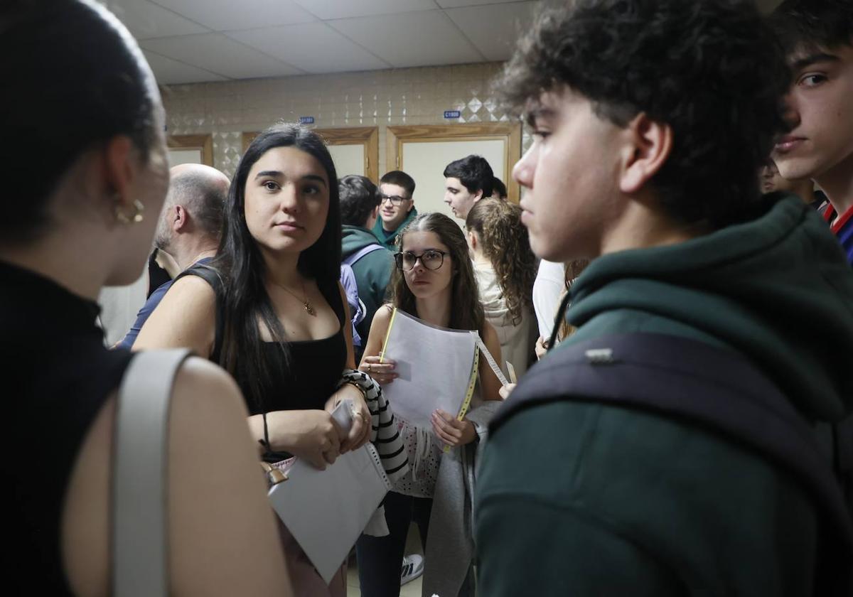 Algunos estudiantes, antes de entrar a una de las aulas que han acogido las primeras pruebas.