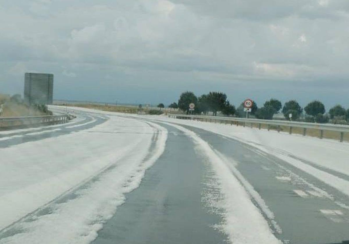 Una intensa granizada en la A-50, en San Pedro del Arroyo, obliga a extremar la precaución a los conductores