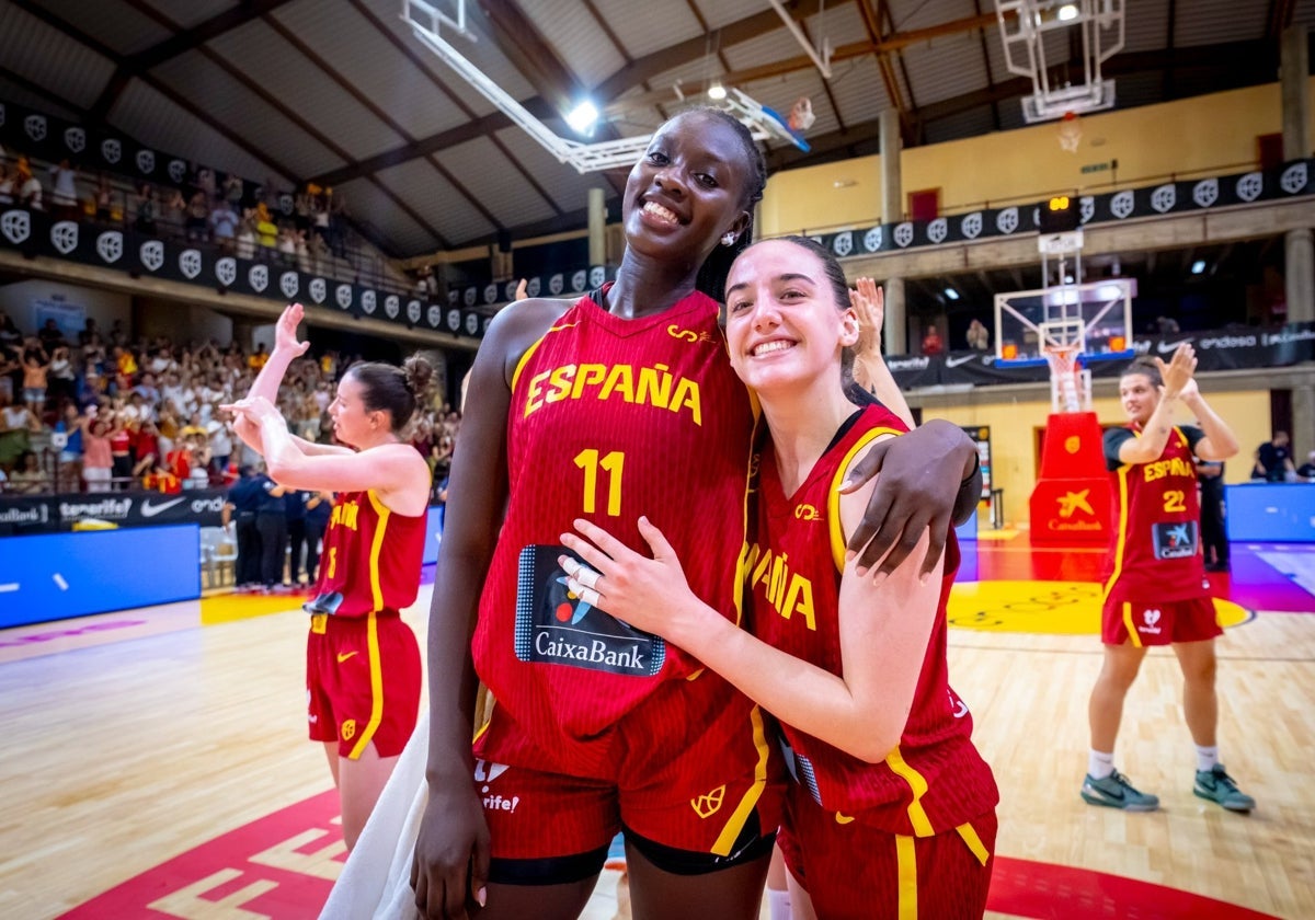 Iyana Martín, con Awa Fam tras el España-Italia.