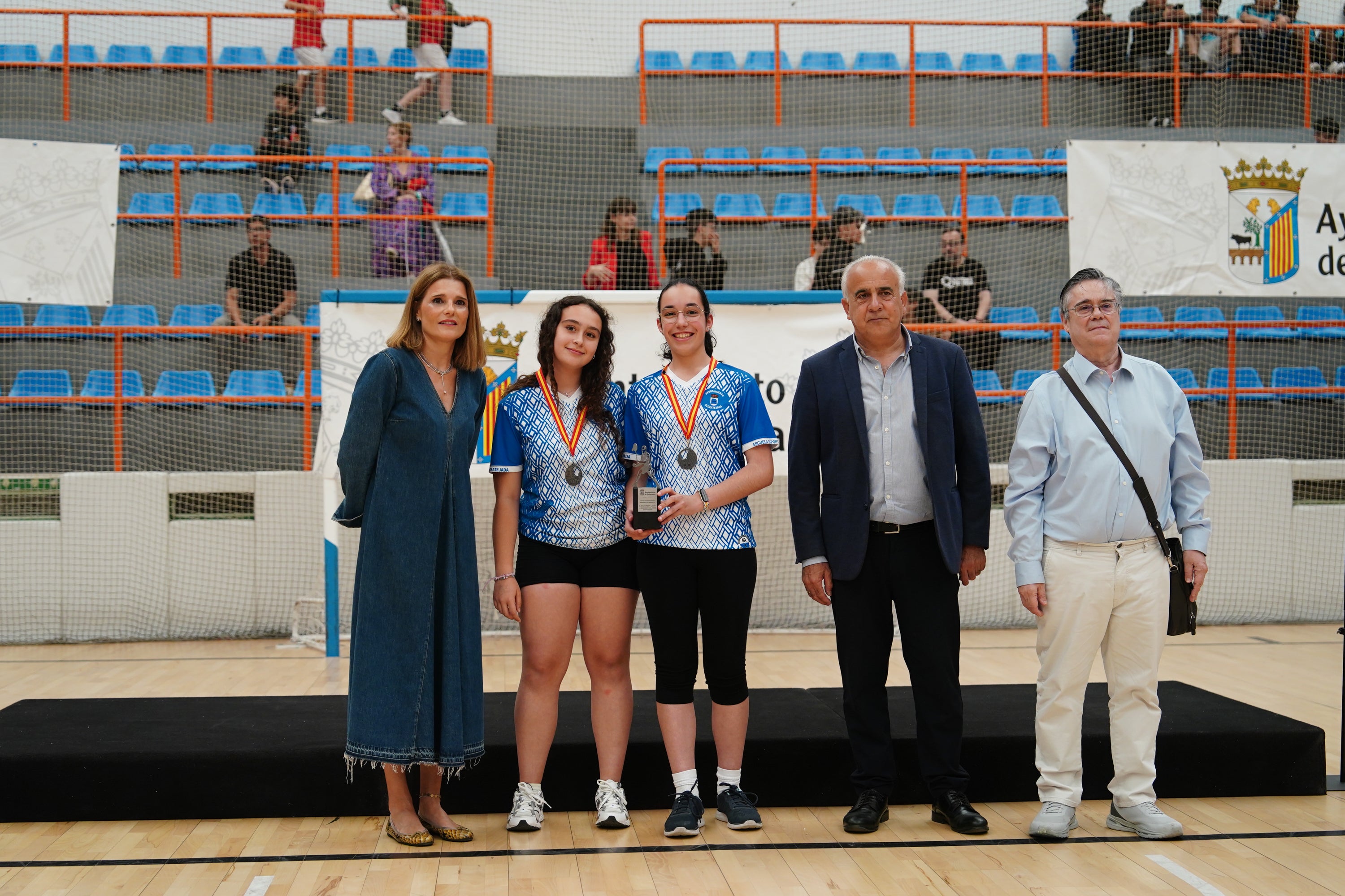 Entrega de trofeos y medallas a los mejores de los Juegos Escolares