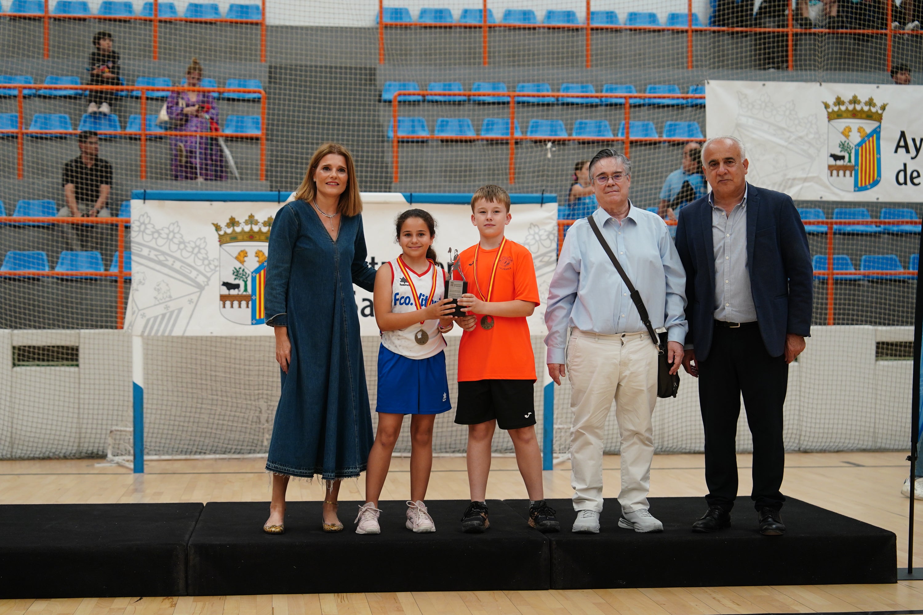 Entrega de trofeos y medallas a los mejores de los Juegos Escolares