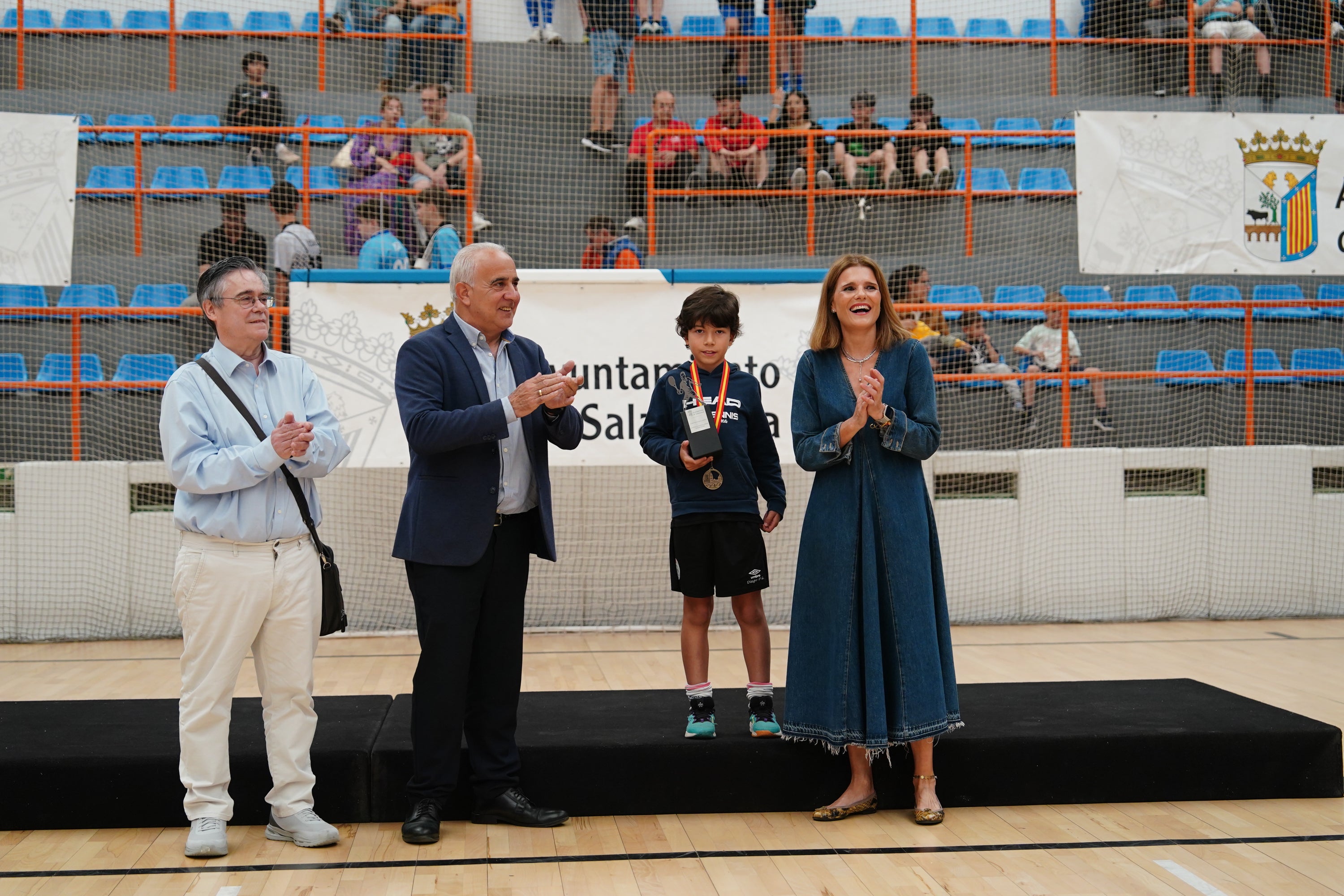 Entrega de trofeos y medallas a los mejores de los Juegos Escolares