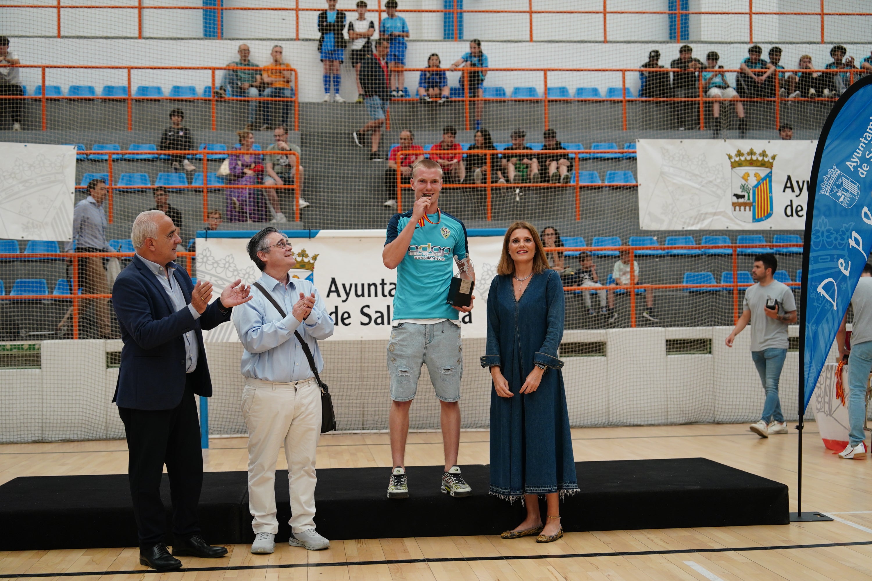 Entrega de trofeos y medallas a los mejores de los Juegos Escolares