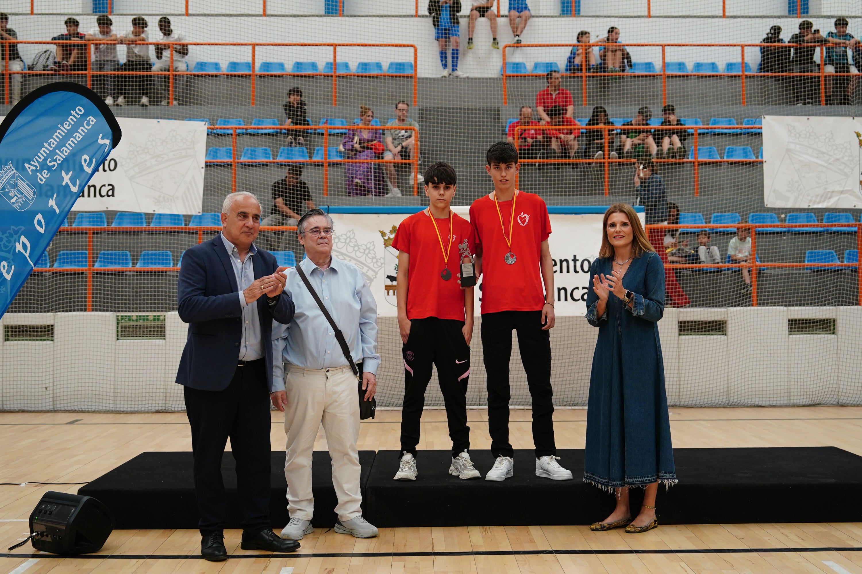 Entrega de trofeos y medallas a los mejores de los Juegos Escolares