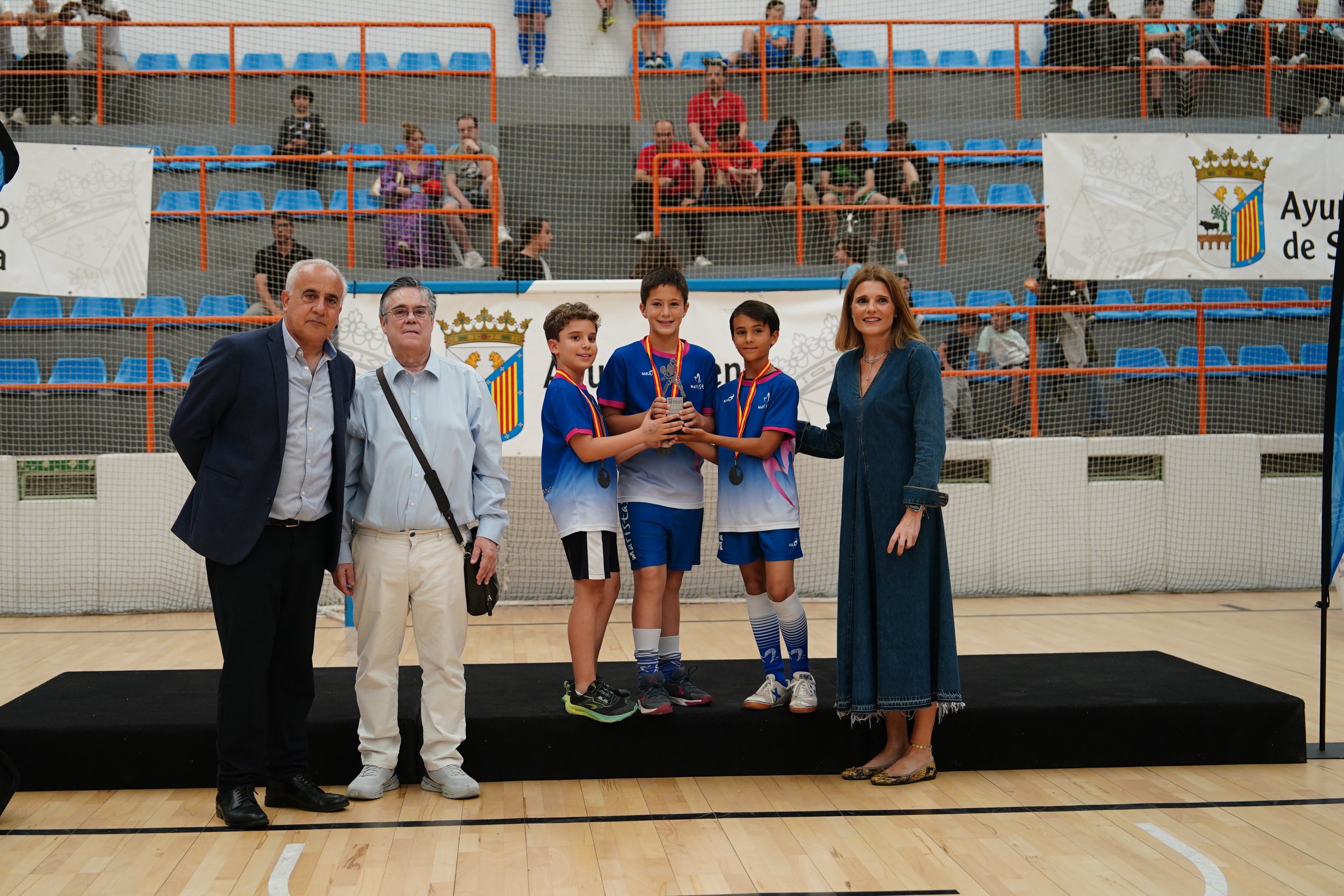 Entrega de trofeos y medallas a los mejores de los Juegos Escolares
