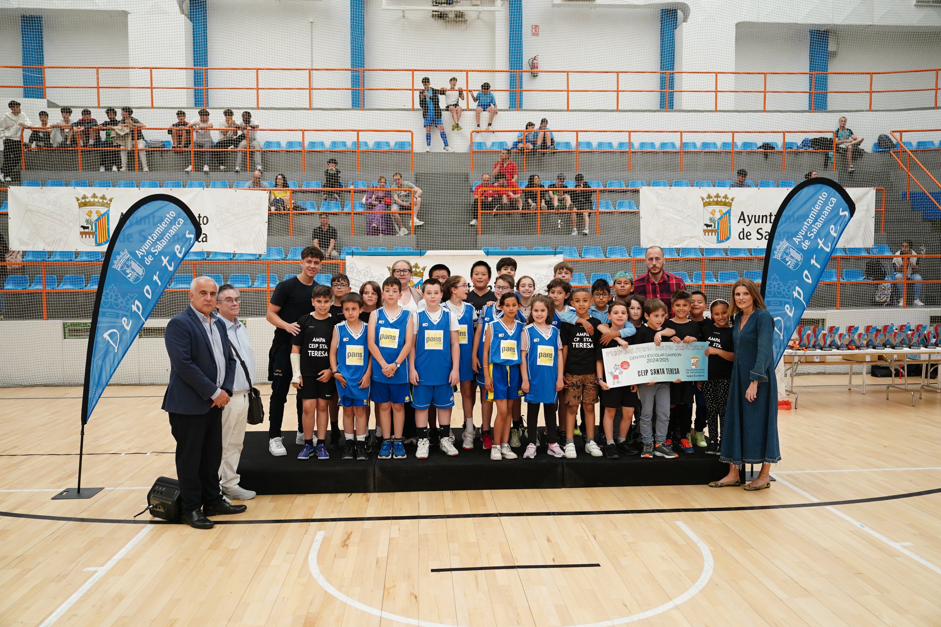 Entrega de trofeos y medallas a los mejores de los Juegos Escolares