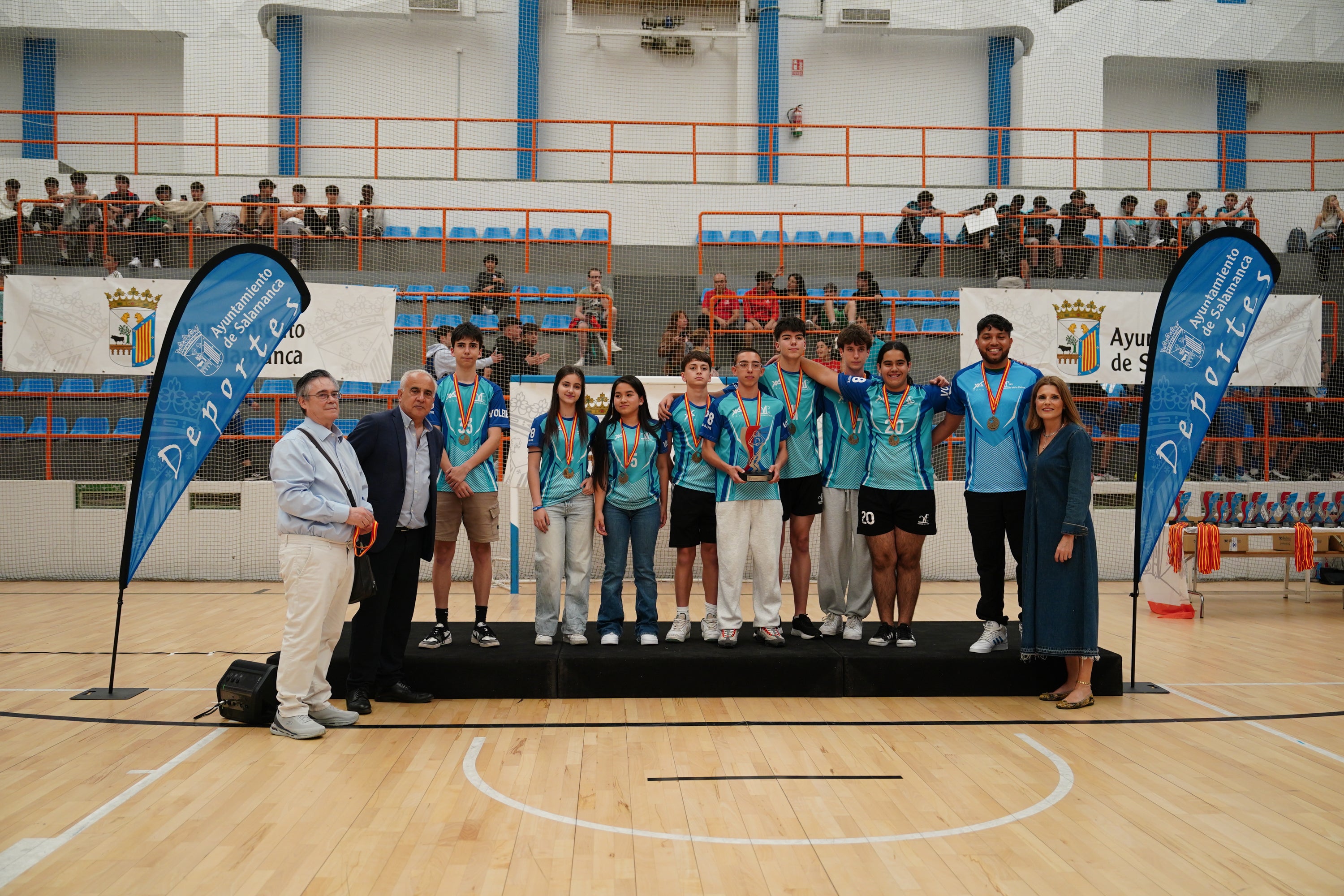Entrega de trofeos y medallas a los mejores de los Juegos Escolares